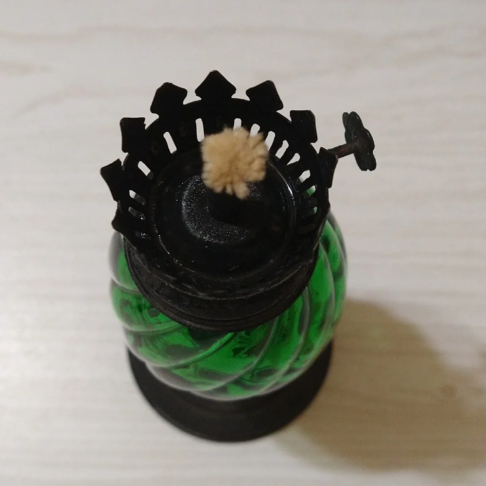 Vintage Kerosene/Oil Lamp (Missing Chimney) - Picture 2 of 3